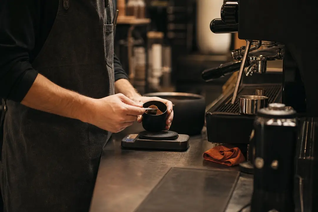 Kahve reçetesini hassas teraziyle hazırlayan barista