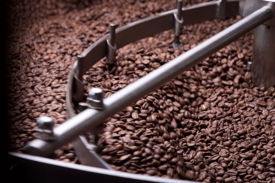 Kahve reçetesini hassas teraziyle hazırlayan barista